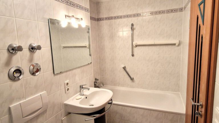 Bad, WC, Wanne