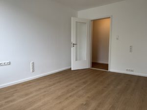 Zimmer I Blick zur Tür