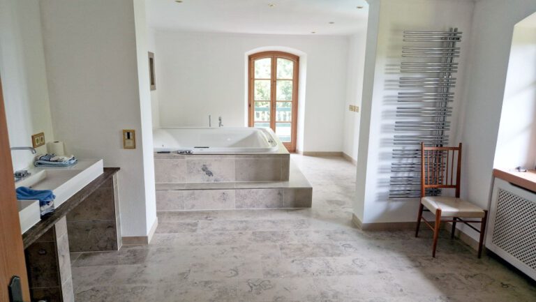 OG - Bad mit Whirlpool