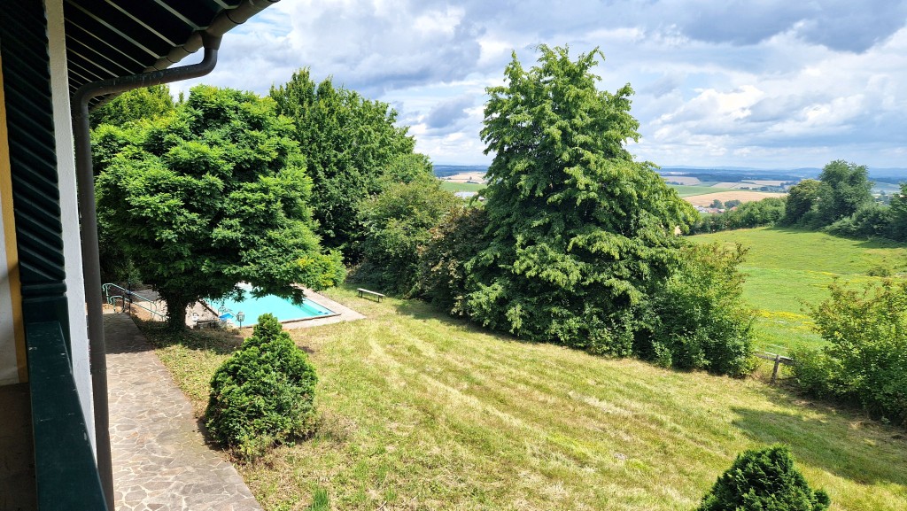 OG - Blick vom Balkon. Pool