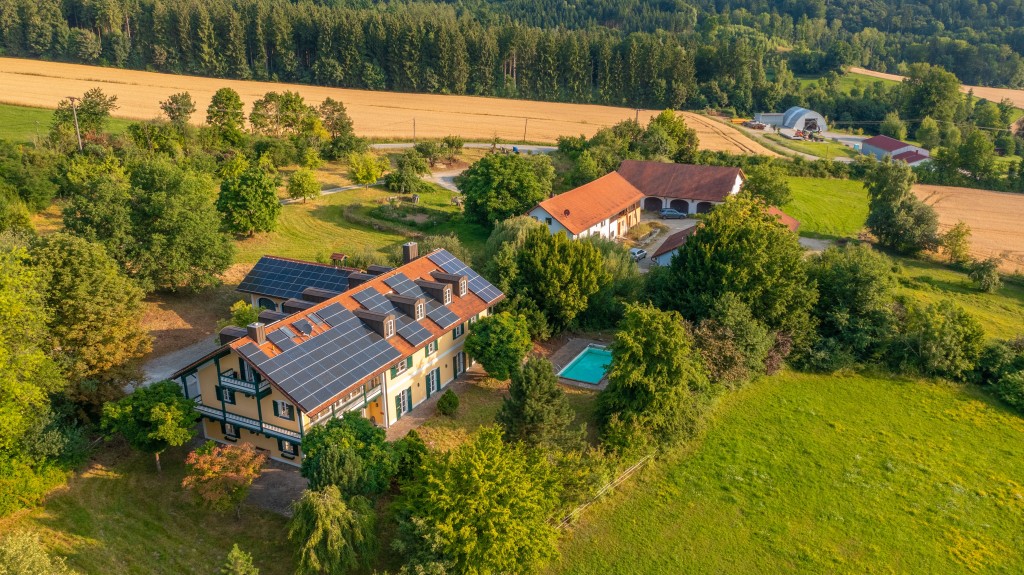 Villa mit Nebengebäude