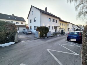Aussenansicht mit Garagen