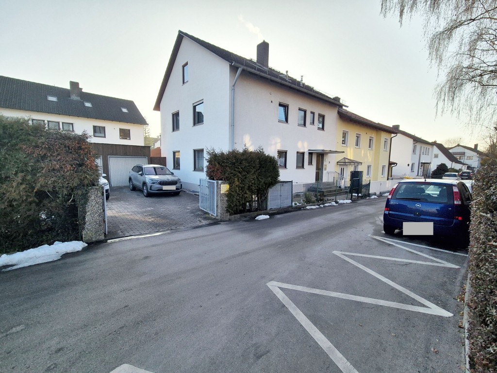 Aussenansicht mit Garagen