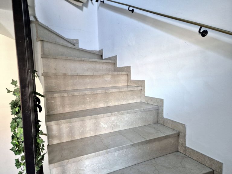 DG - Aufgang, Treppe