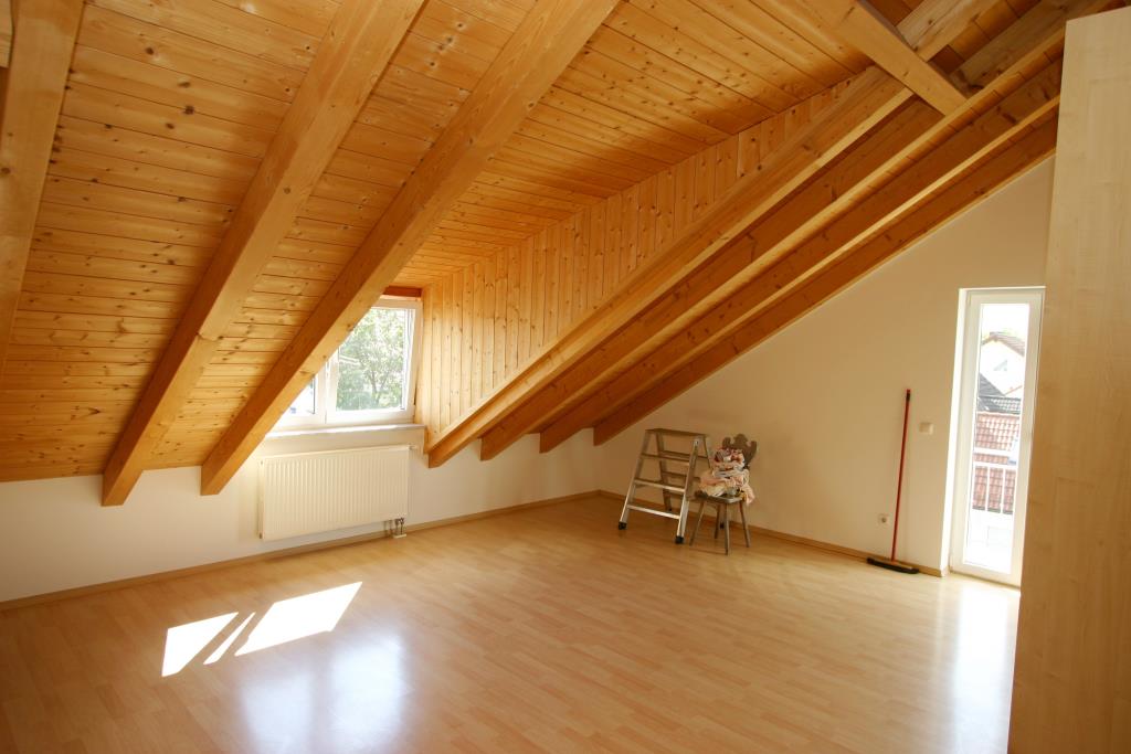 Wohnz. mit Gaube und Balkontür